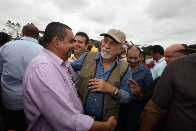 Onze municípios do sul e sudeste paraense recebem recursos do Estado para recuperar ruas e vicinais atingidas pelas enchentes e fortes chuvas que caem na região. Em agenda oficial nesta sexta-feira (6), o governador Simão Jatene (foto) assinou, pela manhã, no Parque de Exposições Valeu Boi Leilões, em Rio Maria, os convênios que garantem o repasse de cerca de R$ 4 milhões. As obras de caráter emergencial serão executadas pelas prefeituras em parceria com a Secretaria de Estado de Transportes (Setran). O objetivo é recuperar a trafegabilidade nessas localidades e assegurar o direito de ir e vir da população. Na manhã desta sexta, foram assinados nove convênios, com os municípios de Redenção, Pau D’Arco, São Félix do Xingu, Santa Maria das Barreiras, Tucumã, Água Azul do Norte, Xinguara, Bannach e Rio Maria. Além da Setran, participam da ação o Centro Regional de Governo do Sudeste do Pará e a Defesa Civil. “O valor do investimento em cada município vai depender da necessidade verificada pelas equipes do Estado e das prefeituras. O recurso não será usado para reconstruir vias, mas para restabelecer a trafegabilidade”, disse o secretário de Transportes, Kléber Menezes.
FOTO: ANTÔNIO SILVA / AG. PARÁ
DATA: 06.04.2018
RIO MARIA - PARÁ <div class='credito_fotos'>Foto: Antônio Silva/Ag. Pará | <a href='/midias/2018/originais/fcb68b72-40b5-44c2-91ae-7ccae9e454d5.jpg' download><i class='fa-solid fa-download'></i> Download</a></div>