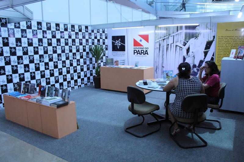 Com o lançamento de obras premiadas pelo Programa Seiva – Edital Prêmio Literário 2016 (foto), os autores Tiago Braga, José Antônio Neto e Maciste Costa abrirão na quarta-feira (06), às 18h30, a programação de autógrafos no estande da Fundação Cultural do Pará (FCP), dentro da XXII Feira Pan-Amazônica do Livro, realizada no Hangar até o próximo domingo (10). Tiago Braga irá autografar a obra Izadora e o Mar; José Antônio Neto, o livro Tudo Para Sempre Agora, e Maciste Costa, Alma de Pássaro. Tiago Braga, 24 anos, o mais jovem do trio, define Izadora e o Mar como a história de “uma menina que quer sair, conhecer o mundo, mas não consegue, pois mora com o medo. Como é citado no título, seu maior sonho é conhecer o mar”. O livro, o primeiro lançado por Tiago Braga, foi escrito em 2016. Segundo o autor, “é um conto pequeno, com leitura rápida, mas surpreendente”.

FOTO: ASCOM / FCP
DATA: 05.06.2018
BELÉM - PARÁ <div class='credito_fotos'>Foto: ASCOM FCP   |   <a href='/midias/2018/originais/fcc1e847-4da9-40c7-a99a-44c9eead9c72.jpg' download><i class='fa-solid fa-download'></i> Download</a></div>