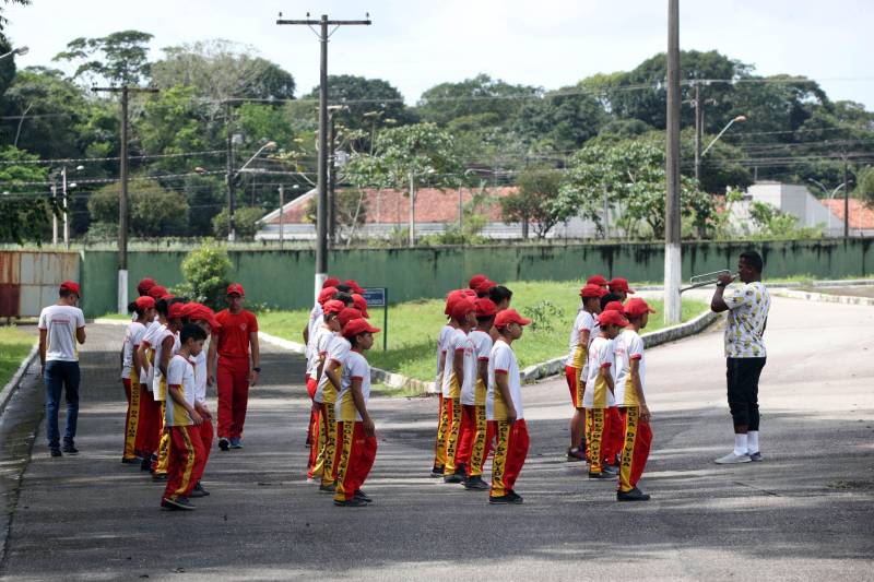 O Corpo de Bombeiros Militar do Pará também atua com um projeto de responsabilidade social que oferece perspectivas às crianças e adolescentes. O “Escola da Vida” começou no quartel da Cremação em 1993, com apenas 20 alunos. Hoje, alcança 3.200 alunos matriculados e distribuídos em 25 polos pelo Estado. Mais de 25 mil crianças já passaram pelo projeto que oferece informações, orientações, treinamento, educação e base de apoio para a formação do cidadão. Dos 25 polos do Projeto Escola da Vida, cinco estão em Belém, nos bairros da Cremação e Val de Cans, além de Icoaraci, Outeiro e Mosqueiro, funcionando dentro dos quartéis.
FOTO: SIDNEY OLIVEIRA / AG. PARÁ
DATA: 11.05.2018
BELÉM - PARÁ <div class='credito_fotos'>Foto: Sidney Oliveira/Ag. Pará | <a href='/midias/2018/originais/fcc8245f-14c2-4ee9-be8a-a3dc79d0bdb3.jpg' download><i class='fa-solid fa-download'></i> Download</a></div>
