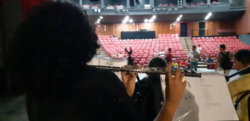 erca de 30 adolescentes e jovens que cumprem medidas socioeducativas nas unidades da Fundação de Atendimento Socioeducativo do Pará (Fasepa), na Região Metropolitana de Belém, participaram nesta segunda-feira (4) do último ensaio geral para o “IV Sarau Literário da Socioeducação”, marcado para o dia 5, no Teatro Margarida Schivasappa, no Centur. Foram os últimos ajustes de cena para o espetáculo que presta homenagem ao escritor Milton Hatoum e que busca levar os socioeducandos ao processo de ressocialização, contando com danças, literatura, poesia e música. O ensaio (foto) reuniu em cena todos os socioeducandos envolvidos nesse processo artístico cultural. A coordenadora da Ação Talentos da Fasepa, Marta Santos salientou que o ensaio geral, realizado na véspera do evento, ajuda os internos a entrarem no clima da apresentação e viver a expectativa de participar de uma apresentação teatral.

FOTO: TIAGO FURTADO / ASCOM FASEPA
DATA: 04.06.2018
BELÉM - PARÁ <div class='credito_fotos'>Foto: TIAGO FURTADO / ASCOM FASEPA   |   <a href='/midias/2018/originais/fccd957b-c9c8-4b2a-91bb-594e9be20617.jpg' download><i class='fa-solid fa-download'></i> Download</a></div>