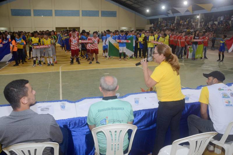 A cidade de Igarapé-Açu, no nordeste do Estado, sedia, até o próximo dia 20, a terceira etapa regional da 60ª edição dos Jogos Estudantis Paraenses (Jeps), uma ação esportivo-educacional que, ao longo de 60 anos propõe disseminar a cultura da paz e descobrir talentos esportivos. Cerca de 800 pessoas, entre atletas, professores e a comunidade participaram da cerimônia de abertura, nesta quarta-feira, 16, no ginásio Daniel Torres. Além de Igarapé-Açu, a terceira etapa também ocorre no município de Mocajuba. Na foto, a diretora geral dos Jeps, Ana Glória Guerreiro.
FOTO: RAI PONTES / ASCOM SEDUC
DATA: 16.05.2018
IGARAPÉ-AÇU - PARÁ <div class='credito_fotos'>Foto: Rai Pontes/Ascom Seduc | <a href='/midias/2018/originais/fcd0c406-cf35-4004-bc06-c6aad91edfa9.jpg' download><i class='fa-solid fa-download'></i> Download</a></div>