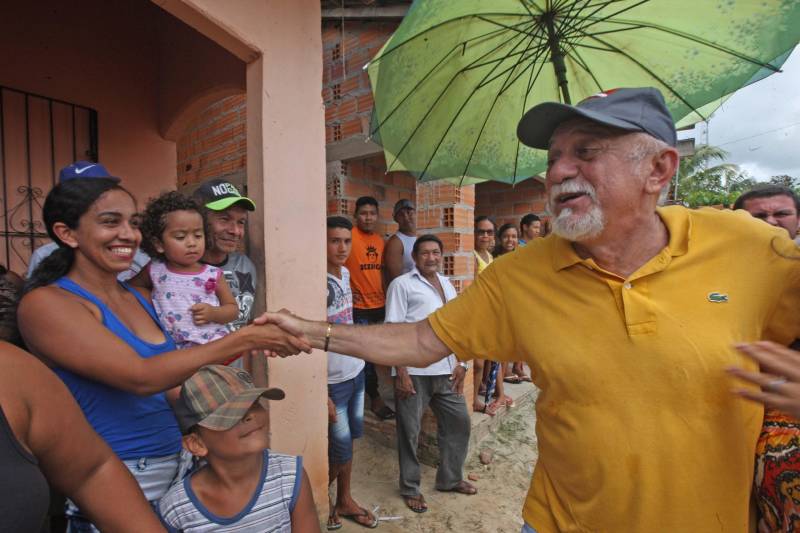 No último dia 14, a dona de casa Francisca Correa foi assaltada quando saia da igreja, no município de Primavera, nordeste do estado. dois rapazes a derrubaram da bicicleta e levaram sua bolsa. Francisca acabou se tornando uma das primeiras usuárias da nova Unidade Integrada de Polícia Pro Paz (UIPP) em Primavera. "Cheguei, fui rapidamente atendida e os dois rapazes já foram, inclusive, presos", disse. Francisca, que voltou à UIPP nessa segunda-feira, dia 19, para buscar o boletim de ocorrência. Coincidentemente, o mesmo dia em que a unidade foi oficialmente entregue à população pelo governador Simão Jatene. Não que a gente goste de vir aqui, né?", afirmou Francisca. Delegacia nunca é bom, completou a dona de casa. "Mas, quando a gente chega num lugar novo e é bem atendida, aí se sente mais tranquila, principalmente numa hora de sofrimento como essa, de um assalto", concluiu.
FOTO: RODOLFO OLIVEIRA / AG. PARÁ
DATA: 19.03.2018
PRIMAVERA - PARÁ <div class='credito_fotos'>Foto: Rodolfo Oliveira/Ag. Pará | <a href='/midias/2018/originais/fcd4f856-222e-4ae6-abe0-38d2b3f507b0.jpg' download><i class='fa-solid fa-download'></i> Download</a></div>