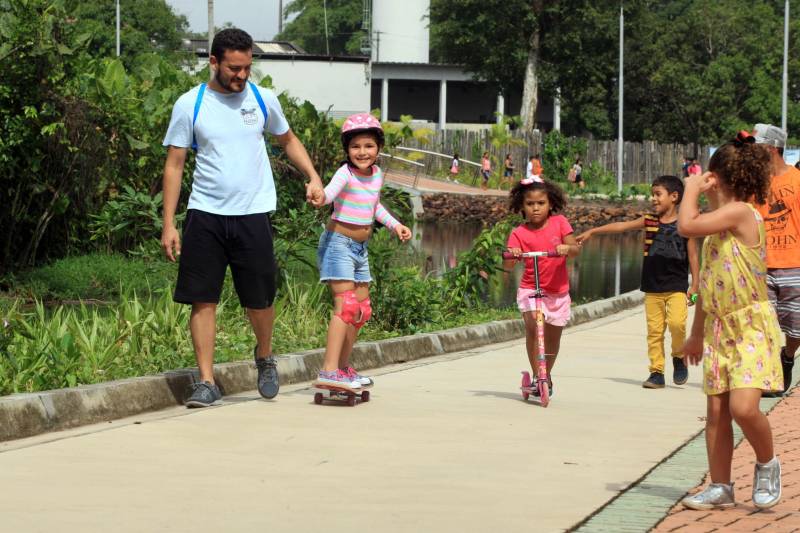 Neste primeiro feriado após a reabertura do Parque ao público, no último dia 16, o movimento no Peut foi grande, principalmente entre famílias e esportistas. Gente de todas as idades aproveitou a estrutura, segurança e tranquilidade do local para praticar seu esporte favorito. Bicicletas, patins e skate disputavam espaço em meio aos quatro quilômetros de percurso da pista principal.
FOTO: CARLOS SODRÉ / AG. PARÁ
DATA: 30.03.2018
BELÉM - PARÁ <div class='credito_fotos'>Foto: CARLOS SODRÉ / AG. PARÁ | <a href='/midias/2018/originais/fcd606bc-dfa0-44c2-ac7a-f5554ff7a4cc.jpg' download><i class='fa-solid fa-download'></i> Download</a></div>