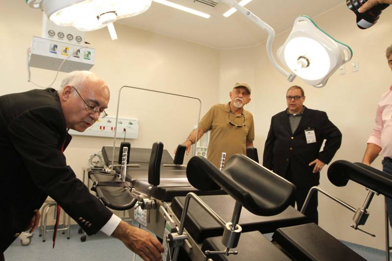 O moderno Hospital Regional Público dos Caetés, no município de Capanema, já é uma realidade. A unidade vai beneficiar a região nordeste do Estado com a entrega da obra, que ocorrerá neste sábado (22), garantindo mais uma opção em atendimento obstetrício e de alta complexidade no Estado.

FOTOS: CRISTINO MARTINS-AG PARÁ
LOCAL: CAPANEMA-PA
DARA: 24.12.2018 <div class='credito_fotos'>Foto: Cristino Martins/Ag. Pará   |   <a href='/midias/2018/originais/fcd9bca8-9e83-4312-a466-a0ddbd69373d.jpg' download><i class='fa-solid fa-download'></i> Download</a></div>