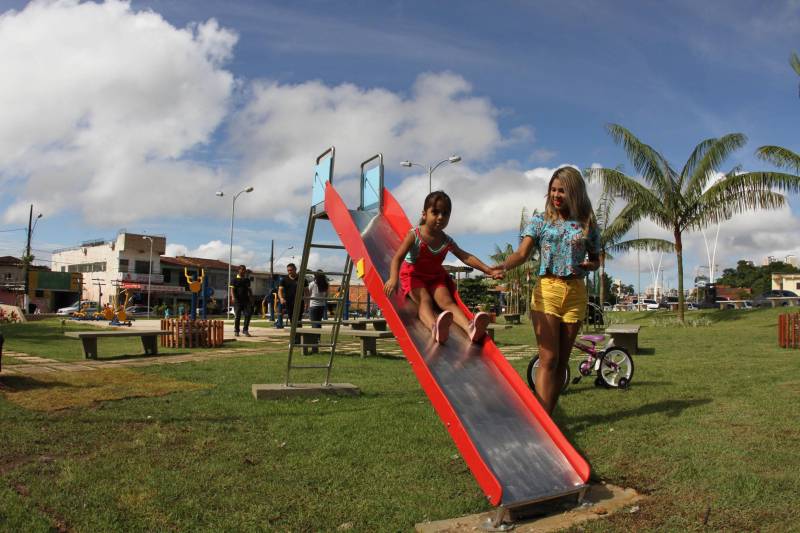 "Agora temos um espaço melhor, mais confortável e seguro para a diversão de nossas crianças e lazer de todos", afirmou Joane Boás, 43 anos. A mãe da pequena Sophia, de 5 anos, comemora ao ver a nova praça da comunidade, no Curió-Utinga, em Belém. O espaço, localizado nas proximidades do Parque Estadual do Utinga, foi entregue oficialmente, neste domingo (01). A cerimônia contou com a presença do governador Simão Jatene, comunidade, entre outras autoridades.
FOTO: CRISTINO MARTINS / AG. PARÁ
DATA: 01.04.2018
BELÉM - PARÁ <div class='credito_fotos'>Foto: Cristino Martins/Ag. Pará | <a href='/midias/2018/originais/fcdd23cf-ec47-44a4-9840-0eeb2e0ae378.jpg' download><i class='fa-solid fa-download'></i> Download</a></div>