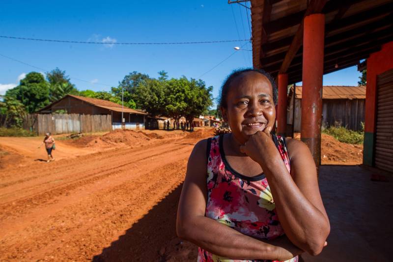 Aos poucos, a paisagem de Serra Pelada – que já foi o maior garimpo a céu aberto do planeta e hoje é distrito de Curionópolis, município do sudeste paraense - começa a se modificar. A poeira intensa, típica de estradas de chão, vai paulatinamente dando lugar à camada de asfalto, que pela primeira vez chega a Curiónópolis, conhecido mundialmente pela corrida do ouro e pelo formigueiro humano nos anos 1980, eternizado pelo olhar do fotógrafo Sebastião Salgado. O ouro não é mais explorado na região, mas Serra Pelada ainda é uma cidade de garimpeiros. São eles que residem e povoam as ruas, que parecem ter parado no tempo. Foram esses trabalhadores que fizeram a localidade crescer, que formaram famílias e criaram filhos nascidos no local, fincando raízes, criando identidade, sonhando com a volta da exploração do ouro, cada vez mais distante. Mas até esse cenário vem se transformando. Na foto, a comerciante Rosilda Vieira da Silva. 

FOTO: ASCOM / PREFEITURA DE CURIONÓPOLIS
DATA: 08.06.2018
CURIONÓPOLIS - PARÁ <div class='credito_fotos'>Foto: ASCOM / PREFEITURA DE CURIONÓPOLIS   |   <a href='/midias/2018/originais/fce0b1a5-297e-4f78-bca4-da0e2ed6fdd1.jpg' download><i class='fa-solid fa-download'></i> Download</a></div>