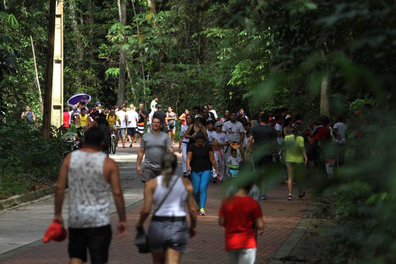 Exposições, torneios esportivos, ecoturismo, corridas, emissão de documentos, serviços médicos e celebrações religiosas são algumas das atividades programadas para as “Ações Cívico-sociais PMPA 200 anos”, que serão realizadas nos dias 15 e 20 de abril na capital e em diversos municípios do estado. As ações são coordenadas pela 5ª Seção do Estado-Maior Geral. Já o Comando de Polícia Ambiental estará no recém-inaugurado Parque Estadual do Utinga (foto) oferecendo passeios de lancha e quadriciclo, trilhas ecológicas, exposição, dentre outras. Neste caso, a ação é voltada para familiares dos policiais que atuam no Batalhão de Polícia Ambiental.
FOTO: CRISTINO MARTINS / AG. PARÁ
DATA: 15.04.2018
BELÉM - PARÁ <div class='credito_fotos'>Foto: Cristino Martins/Ag. Pará | <a href='/midias/2018/originais/fce4269b-9259-4556-ae9d-e7d28690f249.jpg' download><i class='fa-solid fa-download'></i> Download</a></div>