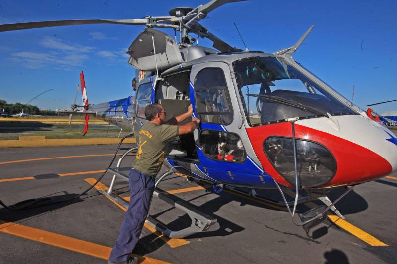 “Devo a vida do meu filho à atuação do Graesp (Grupamento Aéreo de Segurança Pública, na foto). Se não fosse pelo empenho deles no resgate, o João não teria resistido”. O depoimento emocionado é do sargento da Polícia Militar do Pará, Marcelo Serrano. Em abril do ano passado, o filho dele, João Marcel, então com 3 anos, perfurou o pulmão depois de cair de uma ponte. O acidente foi no município de São Sebastião da Boa Vista, no Marajó. Na ocasião, o Graesp foi acionado e iniciou o resgate da criança em direção a Belém. Em uma corrida contra o tempo, 40 minutos depois o menino começava a ser atendido em um hospital na capital. Se o transporte tivesse sido de barco, como normalmente ocorre na região, levaria oito horas e, pela gravidade da situação, o pequeno Marcel não teria resistido.

FOTO: RODOLFO OLIVEIRA / AG. PARÁ
DATA: 21.05.2018
BELÉM - PARÁ <div class='credito_fotos'>Foto: Rodolfo Oliveira/Ag. Pará   |   <a href='/midias/2018/originais/fce45a83-08a5-4443-bea4-d31c71113afe.jpg' download><i class='fa-solid fa-download'></i> Download</a></div>