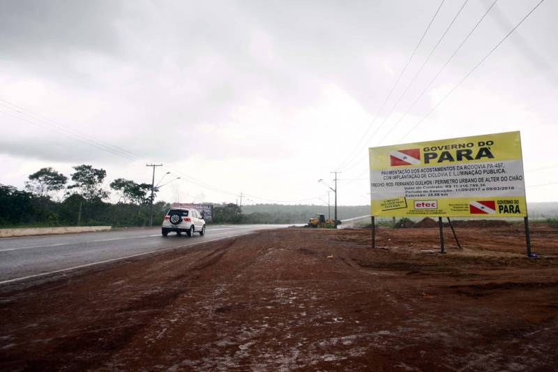 O secretário regional de Governo em Santarém, Olavo das Neves, destacou a frente de obras que o Estado vem trazendo para a região, que inclui uma nova Escola Tecnológica, a revitalização da PA-457 (foto) – que dá acesso a Alter do Chão – e a instalação do próprio Centro Regional de Governo do Oeste, que aproxima as gestões municipais dos órgãos do Estado. “Como representante da região, ficamos satisfeitos em ver que o governo tem olhado cada vez mais para cá, pelo simples entendimento da importância dessa região para o desenvolvimento do Estado”, frisou. O presidente da Companhia de Portos e Hidrovias (CPH), Alexandre Von, lembrou ainda que, neste sábado (10), o governador Simão Jatene assina ordens de serviço importantes, entre elas a que assegura a ampliação do serviço de hemodiálise do Hospital Regional do Baixo Amazonas (HRBA). “O compromisso do governo com a região está explícito nestes investimentos. Somente o Regional vai receber aporte de R$ 10 milhões para melhorar um serviço que já reconhecido como de excelência”, pontuou.
FOTO: THIAGO GOMES / AG. PARÁ
DATA: 09.03.2018
SANTARÉM - PARÁ <div class='credito_fotos'>Foto: Thiago Gomes /Ag. Pará | <a href='/midias/2018/originais/fce66eae-0a87-44aa-8705-244e0e4584f5.jpg' download><i class='fa-solid fa-download'></i> Download</a></div>