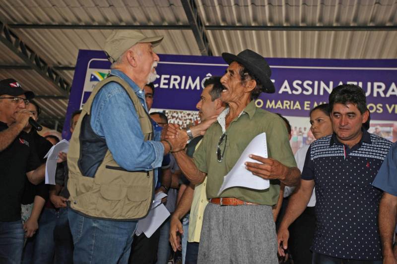 Onze municípios do sul e sudeste paraense recebem recursos do Estado para recuperar ruas e vicinais atingidas pelas enchentes e fortes chuvas que caem na região. Em agenda oficial nesta sexta-feira (6), o governador Simão Jatene assinou, pela manhã, no Parque de Exposições Valeu Boi Leilões, em Rio Maria, os convênios que garantem o repasse de cerca de R$ 4 milhões. As obras de caráter emergencial serão executadas pelas prefeituras em parceria com a Secretaria de Estado de Transportes (Setran). O objetivo é recuperar a trafegabilidade nessas localidades e assegurar o direito de ir e vir da população. Na manhã desta sexta, foram assinados nove convênios (foto), com os municípios de Redenção, Pau D’Arco, São Félix do Xingu, Santa Maria das Barreiras, Tucumã, Água Azul do Norte, Xinguara, Bannach e Rio Maria. Além da Setran, participam da ação o Centro Regional de Governo do Sudeste do Pará e a Defesa Civil. “O valor do investimento em cada município vai depender da necessidade verificada pelas equipes do Estado e das prefeituras. O recurso não será usado para reconstruir vias, mas para restabelecer a trafegabilidade”, disse o secretário de Transportes, Kléber Menezes.
FOTO: ANTÔNIO SILVA / AG. PARÁ
DATA: 06.04.2018
RIO MARIA - PARÁ <div class='credito_fotos'>Foto: Antônio Silva/Ag. Pará | <a href='/midias/2018/originais/fce77f1a-616e-42dc-8c17-7e8961fb80b9.jpg' download><i class='fa-solid fa-download'></i> Download</a></div>