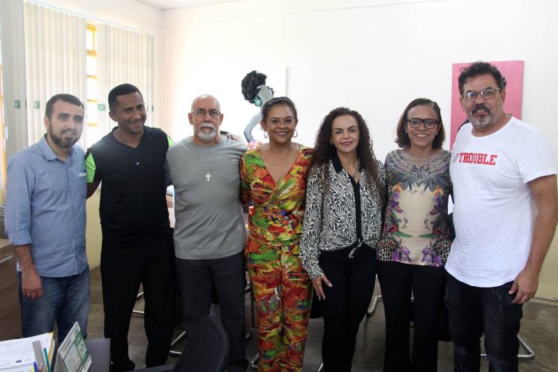 Na manhã desta sexta-feira, 11, a Secretária Estadual de Municípios Sustentáveis, Izabela Jatene, esteve na Fundação Casa da Cultura de Marabá (FCCM), para conversar com a coordenação sobre o fortalecimento da área de pesquisa da instituição. Em Marabá o foco foi o desenvolvimento da pesquisa desenvolvida pela Fundação Casa da Cultura, que precisa de parcerias para fortalecer esse importante trabalho. A instituição já soma o levantamento de 400 sítios arqueológicos e mais de um milhão de artefatos, segundo informações do coordenador do Núcleo de Arqueologia de Marabá, Marlon Prado.
FOTO: ANTONIO MACEDO / DIVULGAÇÃO
DATA: 11.05.2018
MARABÁ - PARÁ <div class='credito_fotos'>Foto: ANTONIO MACEDO / DIVULGAÇÃO | <a href='/midias/2018/originais/fcea90c4-602c-4318-80e3-0b641d0ac3d9.jpg' download><i class='fa-solid fa-download'></i> Download</a></div>