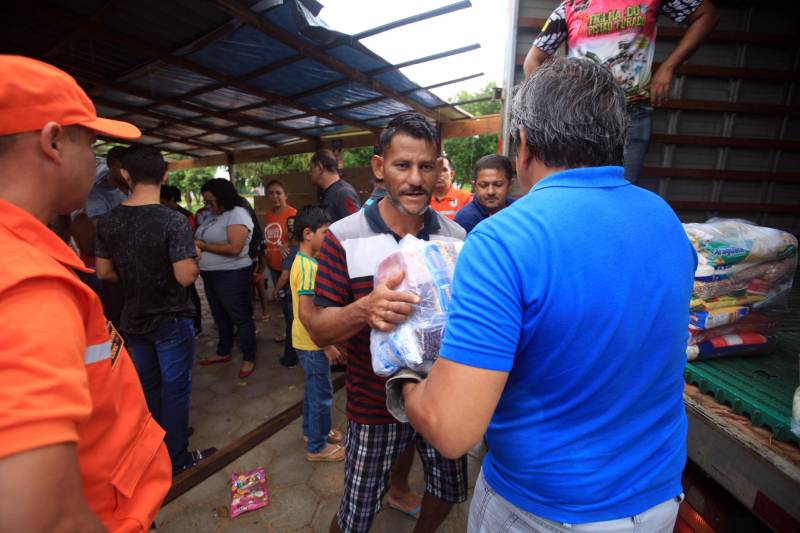 A entrega de mais de 200 cestas básicas às famílias atingidas pelas cheias dos rios Tocantins e Itacaiúnas, em Marabá, no sudeste do Pará, foi a principal ação, neste sábado (17), da força-tarefa montada para prestar atendimento aos desabrigados na região.
FOTO: MÁCIO FERREIRA / AG. PARÁ
DATA: 17.02.2018
MARABÁ - PARÁ <div class='credito_fotos'>Foto: MÁCIO FERREIRA/ AG. PARÁ | <a href='/midias/2018/originais/fcf5b436-eca9-4089-9c53-764711465862.jpg' download><i class='fa-solid fa-download'></i> Download</a></div>