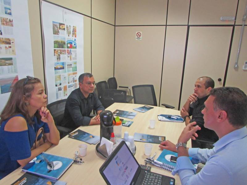Empresários paraenses do setor da Tecnologia da Informação (TI) conheceram as instalações do Parque de Ciência e Tecnologia (PCT) Guamá (foto), nesta quarta-feira (9). A visita foi mediada pela secretária adjunta da Secretaria de Estado de Ciência, Tecnologia e Educação Profissional e Tecnológica (Sectet), Maria Amélia Enríquez. De acordo com a secretária, a proposta da visita foi apresentar aos empresários do ramo de TI, o potencial do PCT enquanto espaço ideal para pequenos e grandes negócios e parceiro em pesquisa e desenvolvimentos para aqueles empreendimentos que desejam inovar no setor. “Queremos, cada vez mais, fazer a articulação entre o Parque e os empresários, e uma visita como essa, com os empreendedores conhecendo as instalações do espaço presencialmente, fortalece esse objetivo”, destacou a secretária.
FOTO: ASCOM / PCT GUAMÁ
DATA: 09.05.2018
BELÉM - PARÁ <div class='credito_fotos'>Foto: ASCOM / PCT GUAMÁ | <a href='/midias/2018/originais/fcf92b73-2f46-48c9-8d37-259f40058f4a.jpg' download><i class='fa-solid fa-download'></i> Download</a></div>