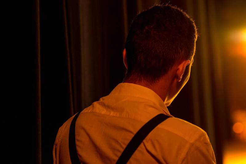 João*, de 17 anos, é natural de Bragança, nordeste do Pará. Há sete meses cumpre medida socioeducativa em uma unidade de internação do Estado após cometer um ato infracional no município onde reside. Mas na manhã desta terça-feira (5), em Belém, pôde vivenciar uma experiência inédita: participou de um espetáculo de teatro (foto) diante de dezenas de pessoas que se reuniram no Teatro Margarida Schivasappa, ao lado de outros 30 adolescentes e jovens privados de liberdade. Uma iniciativa pioneira no país que busca promover a ressocialização por meio da arte, fruto das atividades e oficinas pedagógicas realizadas dentro de espaços gerenciados pela Fundação de Atendimento Socioeducativo do Pará (Fasepa). “Eu nunca tinha vindo em um teatro e isso ficará marcado em mim”, disse o socioeducando. Tímido, ele revelou a vontade de deixar para trás os erros cometidos e seguir um futuro completamente novo, com os primeiros passos sendo dados hoje. “Isso despertou algo dentro de mim, pensar na minha vida e em sair do mundo das drogas. Quem sabe me tornar um ator?” divagou.

FOTO: FERNANDO SETTE / ASCOM IOE
DATA: 05.06.2018
BELÉM - PARÁ <div class='credito_fotos'>Foto: FERNANDO SETTE CÂMARA / ASCOM IOE   |   <a href='/midias/2018/originais/fcfb9056-89ad-46ac-8120-cbb308574f05.jpg' download><i class='fa-solid fa-download'></i> Download</a></div>