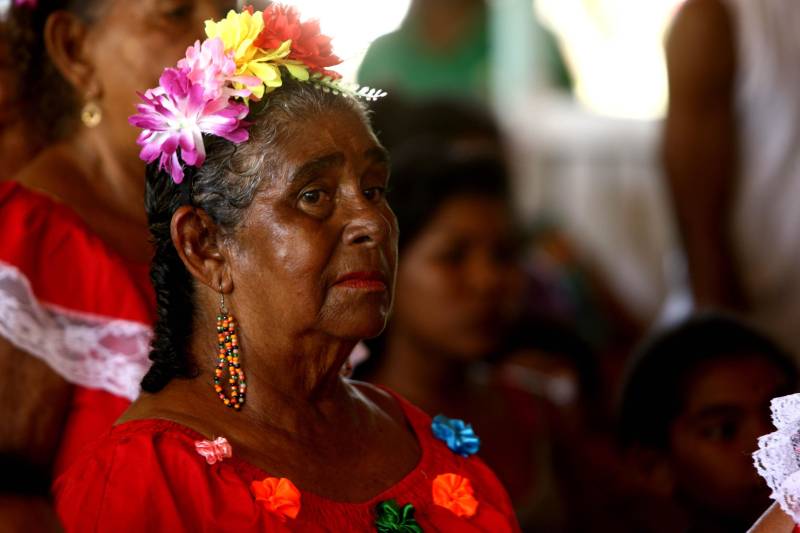 “Ter a posse da terra é a certeza de que nunca iremos perder o nosso direito, que nossos filhos e nossos netos poderão dar continuidade a nossa história em segurança. Foram anos de luta até chegar esse dia, agraciados com a assinatura do nosso título de terra. Só temos a agradecer a todos que fizeram parte disso e a cada um que lutou junto para que hoje isso se tornasse realidade”. A fala emocionada foi de seu Mário Araújo Silva, presidente da Associação Remanescente de Quilombo Espírito Santo, localizada no município do Acará, no nordeste do Estado. Ele assinou, neste sábado (24), junto com o governador Simão Jatene, o título que dá a posse da terra a comunidade. A fala do presidente traduz o sentimento das dezenas de famílias que moram no local, que agora tem a posse legítima do local onde seus antepassados viveram. “Sou filho de mãe negra. Nasci aqui como minha vó, bisavó, que fazem parte da história dessa comunidade que já existe a mais de 300 anos.
FOTO: SIDNEY OLIVEIRA / AG. PARÁ
DATA: 24.03.2018
ACARÁ - PARÁ <div class='credito_fotos'>Foto: Sidney Oliveira/Ag. Pará | <a href='/midias/2018/originais/fd019616-94df-49bf-bb45-6e624a65459d.jpg' download><i class='fa-solid fa-download'></i> Download</a></div>