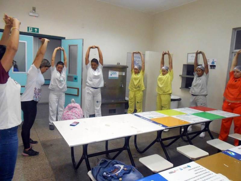 No Hospital Regional do Sudeste do Pará - Dr. Geraldo Veloso (HRSP), em Marabá (PA), o movimento nas enfermarias vai além de profissionais da assistência. Os pacientes também recebem cuidado especial dos integrantes do Programa de Voluntariado, por meio de atividades como musicoterapia e risoterapia. Neste mês, a unidade quis retribuir a dedicação dessas pessoas e homenageá-las durante a II Convenção dos Voluntários. Durante a programação, os participantes receberam cartas e assistiram a depoimentos de pacientes, acompanhantes e colaboradores gratos pelo tempo que os voluntários dedicam à atividade na unidade. Na foto, ginástica laboral com funcionários.

FOTO: ASCOM / HRSP
DATA: 02.06.2018
MARABÁ - PARÁ <div class='credito_fotos'>Foto: ASCOM HRSP   |   <a href='/midias/2018/originais/fd05df25-fc74-44cb-abf9-502b8608409b.jpg' download><i class='fa-solid fa-download'></i> Download</a></div>