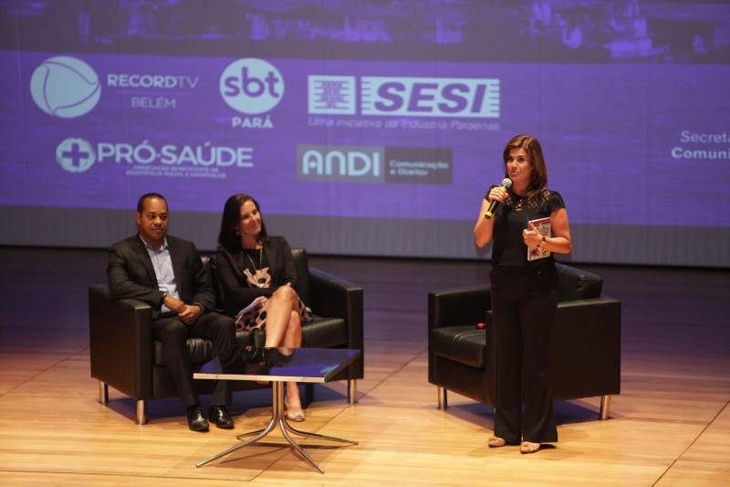 A programação neste primeiro dia começou com o debate "Jornalismo político em tempos de fake news e redes sociais: o desafio da credibilidade", que teve a participação de três jornalistas que moram em Brasília e de onde acompanham a rotina política brasileira. Adriana Vasconcelos, que foi correspondente do jornal O Globo por 15 anos, e trabalhou na cobertura de seis eleições presidenciais e Luiz Fara Monteiro, repórter do Jornal da Record, em Brasília, setorizado em política e economia, debaterem as melhores formas de identificar e conter as fake news. O debate teve a mediação da jornalista paraense Francy Rodrigues, assessora do senador Randolfe Rodrigues (Rede).
FOTO: MÁCIO FERREIRA / AG. PARÁ
DATA: 11.06.2018
BELÉM - PARÁ <div class='credito_fotos'>Foto: MÁCIO FERREIRA/ AG. PARÁ | <a href='/midias/2018/originais/fd079fef-696f-477c-a33d-9b273b82a270.jpg' download><i class='fa-solid fa-download'></i> Download</a></div>