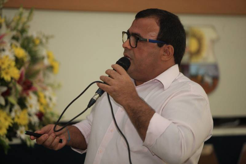 A obra de saneamento integrado que está sendo executada pelo Governo do Estado na Bacia do Tucunduba, em Belém, foi o tema de Audiência Pública realizada na manhã desta sexta-feira (15), na Câmara Municipal de Belém. Considerada a segunda maior bacia hidrográfica da capital, o Tucunduba atravessa quatro bairros: Guamá, Terra Firme, Canudos e Marco. Quando for concluído, o projeto vai beneficiar diretamente cerca de 250 mil moradores da área. Participaram diretores da área social e técnica da Secretaria de Estado de Desenvolvimento Urbano e Obras Públicas (Sedop), da Secretaria Municipal de Saneamento e representantes de Associações Comunitárias do Tucunduba. Na foto, o diretor de fiscalização de obras da Sedop, engenheiro Sérgio Paixão (de óculos).
FOTO: RODOLFO OLIVEIRA / AG. PARÁ
DATA: 15.06.2018
BELÉM - PARÁ <div class='credito_fotos'>Foto: Rodolfo Oliveira/Ag. Pará | <a href='/midias/2018/originais/fd0c6404-ef63-4541-be11-02a2b8ba9e20.jpg' download><i class='fa-solid fa-download'></i> Download</a></div>