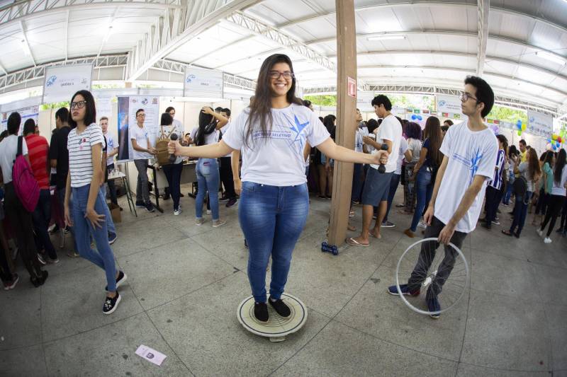Durante toda esta quinta-feira, 10, a Feira Vocacional da Universidade do Estado do Pará (Uepa) recebeu a visita de estudantes do ensino médio de escolas públicas e particulares da Região Metropolitana de Belém. Cada graduação da Uepa tinha um estande no hall de exposição do Centro Cultural Tancredo Neves (Centur), tudo para que os estudantes pudessem conhecer mais sobre os cursos, a atuação dos profissionais formados e o desenho curricular das disciplinas.
FOTO: NAILANA THIELY / ASCOM UEPA
DATA: 10.05.2018
BELÉM - PARÁ <div class='credito_fotos'>Foto: Nailana Thiely / Ascom Uepa | <a href='/midias/2018/originais/fd144cb5-3dbe-408d-a0ba-3c10957387d6.jpg' download><i class='fa-solid fa-download'></i> Download</a></div>