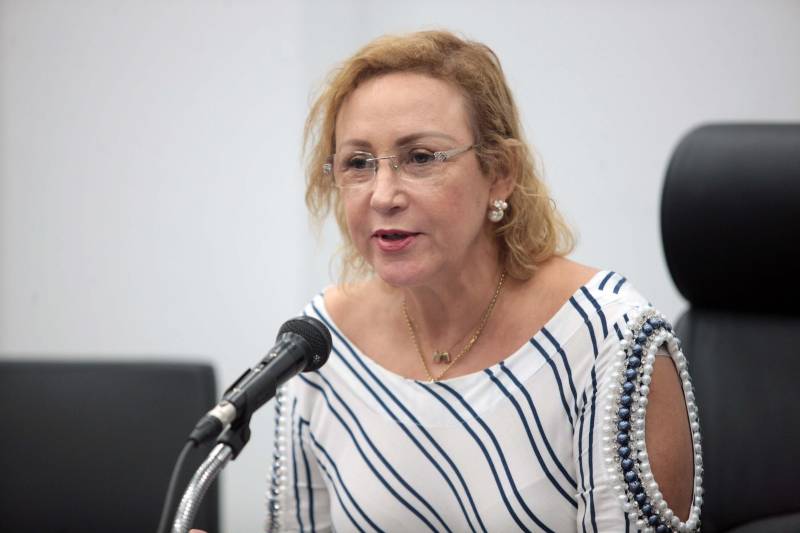 O Supremo Tribunal Federal (STF) acatou, nesta quarta-feira, 20, pedido do Governo do Estado, via Procuradoria-Geral do Estado (PGE), e suspendeu a decisão do Tribunal de Justiça do Estado do Pará (TJPA) sobre o pagamento do piso salarial aos professores. A Suspensão da liminar foi repassada à imprensa na tarde desta quarta-feira, em entrevista coletiva concedida pela secretária de Estado de Administração, Alice Viana (foto), e pelo Procurador Geral do Estado, Ophir Cavalcante Junior. O piso salarial do magistério para o exercício de 2018 foi fixado pelo Ministério da Educação (MEC) em R$ 2.455,00. No Pará, o vencimento-base (composto por duas parcelas fixas), corresponde a R$ 3.772,69, “valor 49% superior ao piso nacional”, frisa a PGE. Já a remuneração média para o magistério no Estado é de cerca de R$ 4.800,00, superior em 95% ao atual piso nacional.
FOTO: MÁCIO FERREIRA / AG. PARÁ
DATA: 20.06.2018
BELÉM - PARÁ <div class='credito_fotos'>Foto: MÁCIO FERREIRA/ AG. PARÁ | <a href='/midias/2018/originais/fd16ad57-1074-4096-a40c-3dcf52cd2edf.jpg' download><i class='fa-solid fa-download'></i> Download</a></div>
