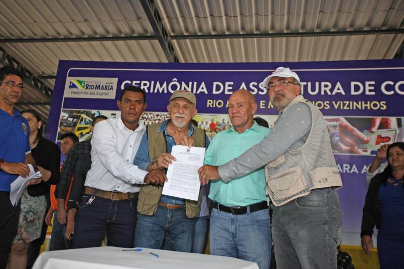 Onze municípios do sul e sudeste paraense recebem recursos do Estado para recuperar ruas e vicinais atingidas pelas enchentes e fortes chuvas que caem na região. Em agenda oficial nesta sexta-feira (6), o governador Simão Jatene assinou, pela manhã, no Parque de Exposições Valeu Boi Leilões, em Rio Maria, os convênios que garantem o repasse de cerca de R$ 4 milhões. As obras de caráter emergencial serão executadas pelas prefeituras em parceria com a Secretaria de Estado de Transportes (Setran). O objetivo é recuperar a trafegabilidade nessas localidades e assegurar o direito de ir e vir da população. Na manhã desta sexta, foram assinados nove convênios (foto), com os municípios de Redenção, Pau D’Arco, São Félix do Xingu, Santa Maria das Barreiras, Tucumã, Água Azul do Norte, Xinguara, Bannach e Rio Maria. Além da Setran, participam da ação o Centro Regional de Governo do Sudeste do Pará e a Defesa Civil. “O valor do investimento em cada município vai depender da necessidade verificada pelas equipes do Estado e das prefeituras. O recurso não será usado para reconstruir vias, mas para restabelecer a trafegabilidade”, disse o secretário de Transportes, Kléber Menezes.
FOTO: ANTÔNIO SILVA / AG. PARÁ
DATA: 06.04.2018
RIO MARIA - PARÁ <div class='credito_fotos'>Foto: Antônio Silva/Ag. Pará | <a href='/midias/2018/originais/fd23c937-9c11-4bae-8e81-f732fe79a085.jpg' download><i class='fa-solid fa-download'></i> Download</a></div>