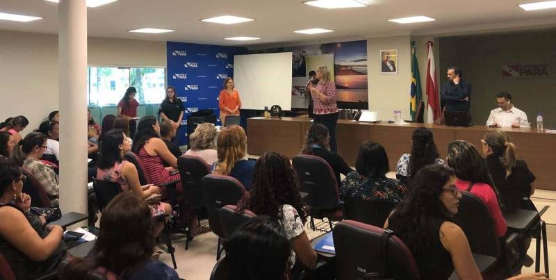 Cerca de 70 pessoas participaram, nesta terça-feira (08), do curso “Convivência e Paradesporto - Gestão do Cotidiano”, uma parceria entre o Núcleo de Articulação e Cidadania (NAC) do Governo do Pará, a Assistência Social Paulus e o Comitê Paraolímpico Brasileiro (CPB). O evento foi realizado no auditório da Casa Civil, em Belém. O programa é realizado em todo o país com ações estruturadas para dialogar e construir coletivamente as soluções para as principais demandas da política de Assistência Social no Brasil. Essa é a segunda turma capacitada com o tema paradesporto, a primeira foi em Curitiba, no início do ano. Durante uma das atividades práticas, os participantes foram vendados e tiveram que encarar as dificuldades de uma pessoa com deficiência visual como uma caminhada pela calçada ou compras em uma feira. Na foto, a diretora geral do NAC, Daniele Khayat.
FOTO: ASCOM / NAC
DATA: 08.05.2018
BELÉM - PARÁ
<div class='credito_fotos'>Foto: Ascom NAC | <a href='/midias/2018/originais/fd2bace2-eca2-4d47-aa02-5b7b4cf590cc.jpg' download><i class='fa-solid fa-download'></i> Download</a></div>