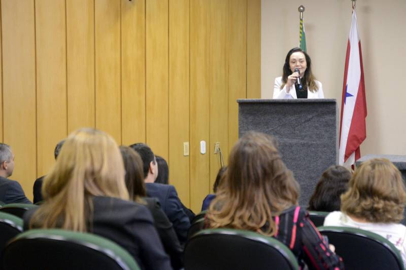 O Comitê de Trabalho das Escolas de Governo do Estado do Pará (Cotegep) está oficializado desde segunda-feira (5), quando gestores e representantes de órgãos federais, estaduais e municipais se reuniram no auditório da Escola de Governança Pública do Estado (EGPA) para a assinatura conjunta de um Protocolo de Intenções. O Comitê começou suas atividades debatendo a elaboração da Rede Amazônica das Escolas de Governao (Rameg), lançada em agosto de 2013, por ocasião dos 10 anos de criação da autarquia paraense. Com o objetivo de viabilizar, com maior eficácia e agilidade, a participação e o acesso do funcionalismo público a ações, programas e projetos de formação, desenvolvimento e qualificação profissional, além de intermediar o acesso à estrutura física e instrutoria a programas realizados por seus integrantes, o Comitê, até ser formalizado, atuava informalmente. Na foto, a diretora regional do Centresaf, Altair de Fátima Capela Sampaio (d).
FOTO: RAFAEL SANTOS / ASCOM TCM
DATA: 07.02.2018
BELÉM - PARÁ <div class='credito_fotos'>Foto: RAFAEL SANTOS / ASCOM TCM | <a href='/midias/2018/originais/fd334949-49b5-4e71-9e46-9ddfd2d7c7c2.jpg' download><i class='fa-solid fa-download'></i> Download</a></div>