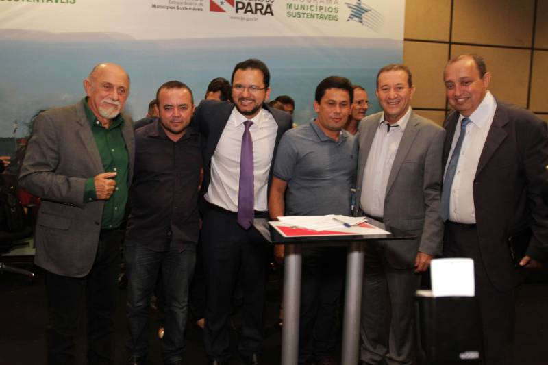 O primeiro dia do Fórum Permanente de Prefeitas e Prefeitos dos Municípios Sustentáveis contou com a participação de 85 prefeitos , 17 vices e 21 secretários municipais dos 141 municípios manifestaram interesse em adotar as diretrizes do programa. Para o governador Simão Jatene, esta grande participação simboliza a união de agentes públicos que colocaram os interesses coletivos acima dos interesses individuais para construir um estado melhor para todos. Com o tema “Gestão Compartilhada”, o evento traz as experiências e os desdobramentos das agendas governamentais que foram planejadas em parceria com as gestões municipais. Através da Secretaria Extraordinária de Municípios Sustentáveis (Semsu) Governo do Pará, por meio da Semsu, investe na capacitação dos municípios para a promoção de uma gestão fiscal eficiente. Para Izabela Jatene, este primeiro dia serviu para sinalizar o quanto os gestores estão preocupados com o equilíbrio da questão fiscal dos municípios e em desenvolver uma governança compartilhada para desenvolver seus municípios.
FOTO: CRISTINO MARTINS / AG. PARÁ
DATA: 07.02.2018
BELÉM - PARÁ <div class='credito_fotos'>Foto: Cristino Martins/Ag. Pará | <a href='/midias/2018/originais/fd3489c7-93e7-4ba6-8d13-9cba06bfbac2.jpg' download><i class='fa-solid fa-download'></i> Download</a></div>