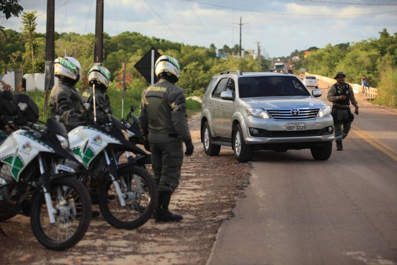 Atuação dos agentes de segurança durante a Operação Verão 2018 no segundo final de semana de férias.
FOTO: MÁCIO FERREIRA / AG. PARÁ
DATA: 07.07.2018
SALINÓPOLIS - PARÁ <div class='credito_fotos'>Foto: MÁCIO FERREIRA/ AG. PARÁ | <a href='/midias/2018/originais/fd3d8d2a-28ee-487a-97ac-cede7a77c31b.jpg' download><i class='fa-solid fa-download'></i> Download</a></div>