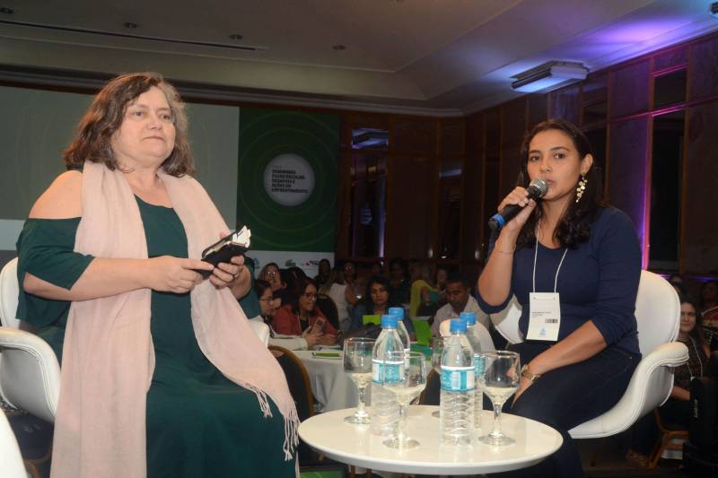 A 4ª edição do "Seminário Fluxo escolar: desafios e ações de enfrentamento", em Belém, teve como foco este ano as escolas de ensino médio da rede estadual. O encontro visa fortalecer o Programa Jovem de Futuro (PJF) como estratégia de implementação do Circuito de Gestão. O evento ocorreu na quinta-feira, (21) promovido pela Secretaria de Estado de Educação (Seduc) em parceria com o Instituto Unibanco. na foto, a coordenadora do Ensino Médio, da Secretaria Adjunta de Ensino (Saen), da Seduc, Michely Alves (falando)
FOTO: ELISEU DIAS / ASCOM SEDUC
DATA: 21.06.2018
BELÉM - PARÁ <div class='credito_fotos'>Foto: Eliseu Dias / Ascom Seduc | <a href='/midias/2018/originais/fd435280-872f-470c-bd89-96beb23dc45f.jpg' download><i class='fa-solid fa-download'></i> Download</a></div>