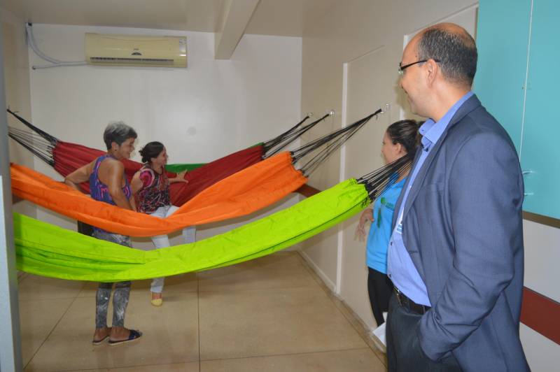 O Hospital Metropolitano de Urgência e Emergência (HMUE), em Ananindeua (PA), inaugurou um espaço de acolhimento transitório (foto) para atender acompanhantes ou familiares de pacientes internados na Unidade de Terapia Intensiva Adulto (UTI), Centro de Tratamento de Queimados (CTQ) e Sala Amarela que é uma área que necessita de cuidados especiais para usuários em estado crítico. A iniciativa, apresentada na quinta-feira (20), vai proporcionar toda a assistência necessária para aqueles que são de cidades do interior do Pará ou outro Estado. Uma das primeiras pessoas a estrear o ambiente foi a Suelaine Galvão Brito, 39 anos, que acompanha a irmã, que está hospitalizada com queimaduras de terceiro grau no corpo. Ela explica que o acidente da irmã foi na residência, após fazer café em um fogão de duas bocas em que teve 63% do corpo queimado.

FOTO: ASCOM / HMUE
DATA: 21.12.2018
ANANINDEUA - PARÁ <div class='credito_fotos'>Foto: ASCOM HMUE   |   <a href='/midias/2018/originais/fd43bcc2-d647-497d-a2ab-3fb2399584af.jpg' download><i class='fa-solid fa-download'></i> Download</a></div>