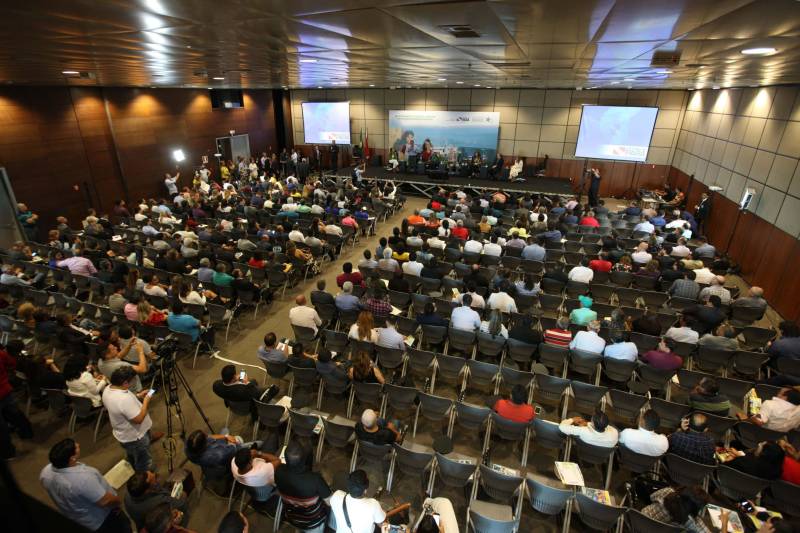 Cento e quarenta e um gestores municipais que aderiram ao Programa Municípios Sustentáveis participam da terceira reunião do Fórum Permanente de Prefeitas e Prefeitos dos Municípios Sustentáveis. O evento começou na manhã desta quarta-feira (7), no auditório do Hangar Convenções e Feiras da Amazônia. A programação segue até esta quinta-feira (8). Com o tema “Gestão Compartilhada”, o evento traz as experiências e os desdobramentos das agendas governamentais que foram planejadas em parceria com as gestões municipais. Durante o encontro também está sendo apresentado o balanço das ações e resultados do Programa Municípios Sustentáveis (PMS), da Secretaria Extraordinária de Municípios Sustentáveis (Semsu), que propõe a sustentabilidade dos municípios em âmbito global, a gestão e ajuste fiscal, até as grandes obras de infraestrutura. Os projetos respeitam a realidade e peculiaridades de cada território, com ações ancoradas nos planos governamentais Pará 2030, Pará Ambiental e Pará Social.

FOTO: SIDNEY OLIVEIRA / AG PARÁ
DATA: 07.02.2018
BELÉM - PARÁ <div class='credito_fotos'>Foto: Sidney Oliveira/Ag. Pará   |   <a href='/midias/2018/originais/fd48e2a4-7679-417a-9844-01ec75e50222.jpg' download><i class='fa-solid fa-download'></i> Download</a></div>