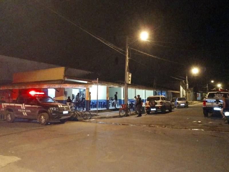 Uma operação integrada (foto) realizada pelas Polícias Civil e Militar, neste final de semana, resultou no fechamento de dois estabelecimentos comerciais, de um total de 16 fiscalizados, entre bares e casas noturnas, que estavam com funcionamento irregular, em Paragominas, nordeste paraense. O trabalho foi coordenado pela Superintendência da Polícia Civil da Região do Capim e executado por policiais civis da Seccional de Paragominas, policiais militares e agentes da Semutran (Secretaria Municipal de Trânsito).
FOTO: ASCOM / POLÍCIA CIVIL
DATA: 08.07.2018
PARAGOMINAS - PARÁ <div class='credito_fotos'>Foto: Ascom / Polícia Civil | <a href='/midias/2018/originais/fd496e7e-abcb-4ced-a918-071ea7a4fc4b.jpg' download><i class='fa-solid fa-download'></i> Download</a></div>