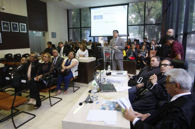 Reunido em sessão extraordinária nesta quarta-feira (24) o Tribunal de Contas do Estado (TCE) aprovou, por unanimidade, parecer prévio sobre o Balanço Geral do Estado (BGE) 2017, do Governo do Pará. O Balanço demonstra os resultados alcançados no exercício de 2017 e retrata a execução orçamentária, financeira e patrimonial do Estado, englobando 87 órgãos e entidades da Administração Direta, Autarquias, Fundações, Fundos e Empresas Estatais que compõem os Orçamentos Fiscal, Seguridade Social e de Investimentos.
FOTO: SIDNEY OLIVEIRA / AG. PARÁ
DATA: 24.05.2018
BELÉM - PARÁ <div class='credito_fotos'>Foto: Sidney Oliveira/Ag. Pará | <a href='/midias/2018/originais/fd4d122e-6e38-4354-adae-3b1f6e4be2fa.jpg' download><i class='fa-solid fa-download'></i> Download</a></div>