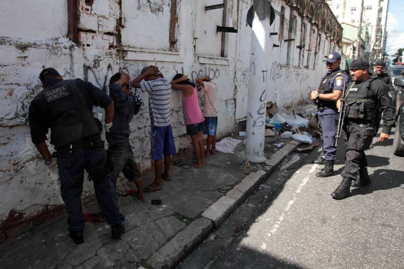 Após dois meses de investigação e um trabalho intenso de inteligência, as forças de segurança estaduais prenderam na tarde de hoje, durante a “Operação Campina”, desencadeada no bairro de mesmo nome, centro de Belém, quatro mulheres acusadas de tráfico de drogas e apreendeu quase dois quilos de cocaína, maconha e crack, resultado do cumprimento de oito mandados de busca e apreensão.
FOTO: CRISTINO MARTINS / AG. PARÁ
DATA: 16.02.2018
BELÉM - PARÁ <div class='credito_fotos'>Foto: Cristino Martins/Ag. Pará | <a href='/midias/2018/originais/fd5dc0ca-1cdf-41d9-8d64-67b7f1429a73.jpg' download><i class='fa-solid fa-download'></i> Download</a></div>
