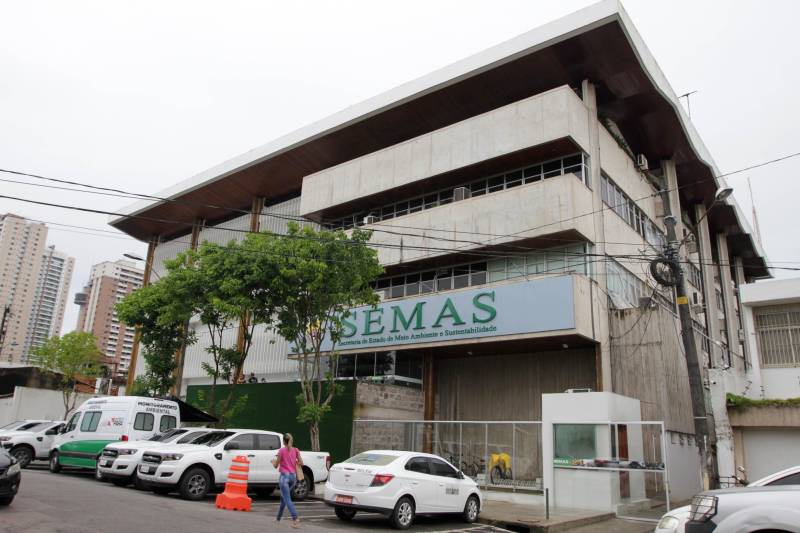 Restaurante self service, rampa de acesso, nova fachada, câmeras de vigilância e elevadores elétricos. O prédio-sede da Secretaria Estadual de Meio Ambiente e Sustentabilidade (Semas), em Belém, continua no mesmo lugar, mas parece novo. Após um processo de reforma, o prédio foi entregue aos servidores nesta sexta-feira, 16, pelo governador Simão Jatene.
FOTO: CRISTINO MARTINS / AG. PARÁ
DATA: 16.03.2018
BELÉM - PARÁ <div class='credito_fotos'>Foto: Cristino Martins/Ag. Pará | <a href='/midias/2018/originais/fd5f76e5-5e76-4b73-9132-6d3ee743d98a.jpg' download><i class='fa-solid fa-download'></i> Download</a></div>