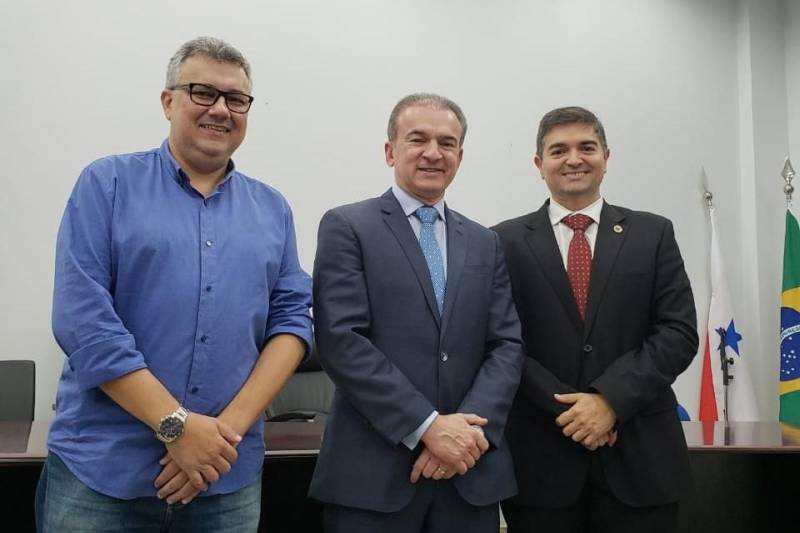 Uma sala na sede da Procuradoria-Geral do Estado (PGE) foi entregue nesta quarta-feira (26) à Associação dos Procuradores do Estado do Pará (Apepa). A cessão do espaço foi pedida ao procurador-geral do Estado, Ophir Cavalcante Jr. (c), que destacou a importância do trabalho entre a PGE e a Apepa para promover melhores condições de trabalho à classe, mas sempre respeitando os limites de atuação da Procuradoria-Geral. O Termo de Autorização de Uso foi assinado na presença do futuro procurador-geral, Ricardo Sefer; dos procuradores adjuntos Henrique Nobre Reis e Gustavo Tavares Monteiro; do atual presidente da Associação, Ari Cavalcante (e), e do presidente eleito da Apepa, Ângelo Carrascosa (d), além de servidores da instituição.

FOTO: ASCOM / PGE
DATA: 26.12.2018
BELÉM - PARÁ <div class='credito_fotos'>Foto: ASCOM PGE   |   <a href='/midias/2018/originais/fd69226e-6de3-4f96-a33c-31fb17b92e66.jpg' download><i class='fa-solid fa-download'></i> Download</a></div>