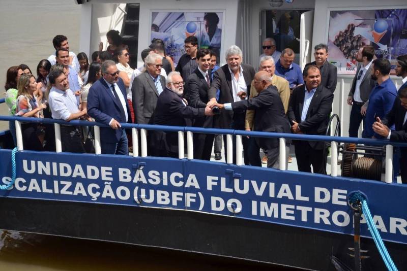 “A adulteração no peso dos alimentos é uma das principais fraudes detectadas nas localidades ribeirinhas mais distantes de centros urbanos”, informou o presidente do Imetro Pará, Felipe Coimbra, ao inaugurar a Unidade Fluvial de Fiscalização do órgão (foto), nesta terça-feira (18), na Escadinha do Cais do Porto, em Belém. A Unidade Fluvial de Fiscalização do Imetro Pará vai ficar sediada em Santarém, de onde deverá partir em cumprimento das rotas de fiscalização pelos rios em todas as regiões do Estado. O barco é equipado com modernos equipamentos, possui 20 metros de cumprimento e capacidade para 16 tripulantes. A embarcação, avaliada em dois milhões de reais, vai levar para a comunidade ribeirinha os serviços de garantia e de proteção dos direitos do consumidor, bem como a fiscalização dos estabelecimentos comerciais, no que tange à regulamentação metrológica.

FOTO: ALEXANDRE VIEIRA / MANAUS
DATA: 18.12.2018
BELÉM - PARÁ <div class='credito_fotos'>Foto: ASCOM / INMETRO PARÁ   |   <a href='/midias/2018/originais/fd70bdf9-9a2b-4d97-9f46-356dcde3c2b6.jpg' download><i class='fa-solid fa-download'></i> Download</a></div>
