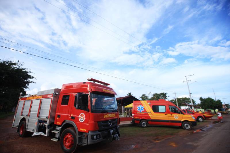 Moradores, comerciantes, militares e políticos da região da Ilha do Marajó comemoraram, nesta quarta-feira (24), junto ao governador Simão Jatene, a entrega do 18º Grupamento Bombeiro Militar, inaugurado hoje no município de Salvaterra. Quarenta e oito militares foram deslocados para o local, sendo 45 praças e três oficiais. O espaço conta com viaturas para atendimento a incêndios, salvamentos, resgates e uma lancha.O Coronel Antônio Zanelli, comandante geral do Corpo de Bombeiros, explicou a escolha do município para receber o grupamento. “Salvaterra foi escolhida estrategicamente para receber este quartel por ser a porta do Marajó. Salvaterra e Soure possuem forte apelo turístico. Antes, nosso tempo-resposta para a população daqui demorava até 1h30 minutos, já que vínhamos de Icoaraci, distrito de Belém. Agora a meta é atender o mais rápido possível os seis municípios da região do Marajó Ocidental”, explicou. Além de Salvaterra e Soure, a corporação atenderá os municípios de Cachoeira do Arari, Santa Cruz do Arari, Ponta de Pedras e Muaná.

FOTO: MÁCIO FERREIRA / AG PARÁ
DATA: 24.01.2018
SALVATERRA - PARÁ <div class='credito_fotos'>Foto: MÁCIO FERREIRA/ AG. PARÁ   |   <a href='/midias/2018/originais/fd78b695-973e-45c1-9e0d-e10daddc4605.jpg' download><i class='fa-solid fa-download'></i> Download</a></div>