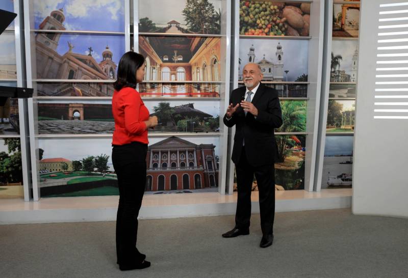 No último dia de seu mandato como governador do Estado, Simão Jatene esteve na manhã desta segunda-feira, 31, nos estúdios do SBT Belém (foto), para uma entrevista sobre o balanço de sua gestão nos ultimos oito anos. Questionado sobre a segurança, Simão Jatene disse que considera essa, uma questão nacional. " O crime se internacionalizou. Ou se tem uma política nacional, ou a chance de combater a criminalidade é pequena. No Rio de Janeiro, o Exército não conseguiu.  Aqui, nós investimos muito em segurança com a compra de carros novos e a valorização do profissional, com duas promoções por ano para os militares", pontuou o governador.

FOTO: CRISTINO MARTINS / AG. PARÁ
DATA: 31.12.2018
BELÉM - PARÁ <div class='credito_fotos'>Foto: Cristino Martins/Ag. Pará   |   <a href='/midias/2018/originais/fd7a0175-b250-4a45-a382-f51d334d325b.jpg' download><i class='fa-solid fa-download'></i> Download</a></div>