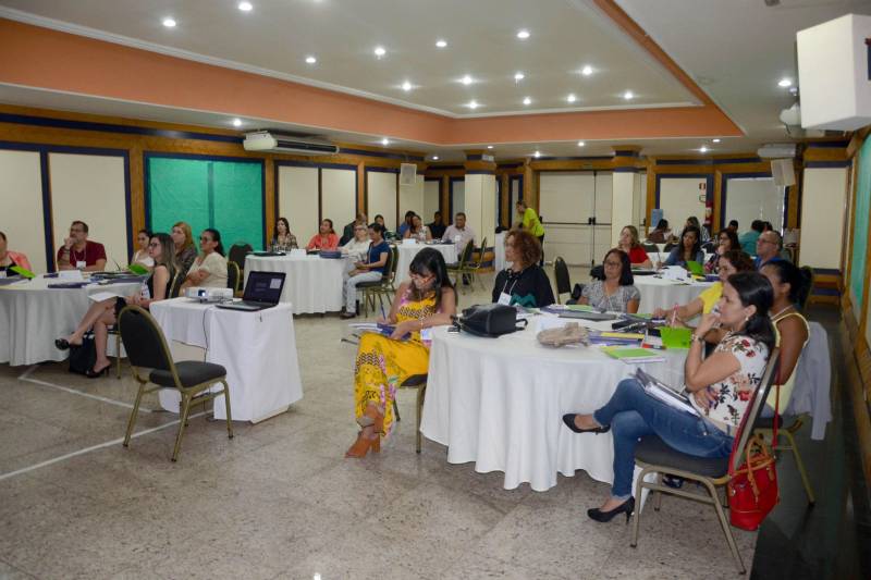 O Programa Jovem de Futuro (PJF) vai ser ampliado em 2018 e chegará a 203 escolas da rede estadual. São 49 escolas a mais que adotarão o programa, incluindo 21 de Tempo Integral de Ensino Médio. No ano passado, o PJF esteve presente em 154 escolas. Implantado com o apoio do Instituto Unibanco, o programa atua no aprimoramento da gestão escolar e busca melhorar a aprendizagem dos estudantes da rede estadual e a evasão escolar. Das 203 escolas que já adotam o programa, 132 estão localizadas na Região Metropolitana; 27 em Santarém; 19 em Marabá; 15 em Castanhal; 5 em Altamira; 3 em Bragança; além de Maracanã (1) e Barcarena (1).
FOTO: ELISEU DIAS / ASCOM SEDUC
DATA: 08.03.2018
BELÉM - PARÁ <div class='credito_fotos'>Foto: Eliseu Dias / Ascom Seduc | <a href='/midias/2018/originais/fd7b0b25-da91-488b-8e1f-ac4882332627.jpg' download><i class='fa-solid fa-download'></i> Download</a></div>