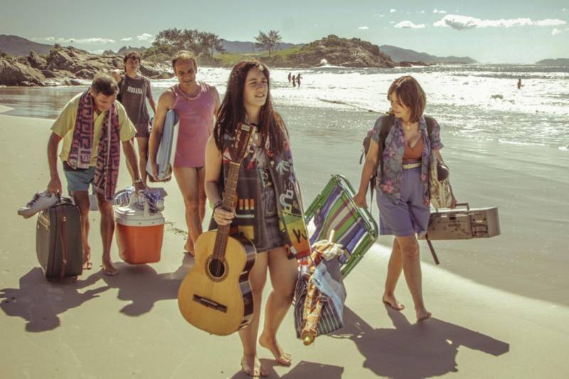 O Cine Líbero Luxardo exibe a partir desta quinta-feira (22) o filme “Sueño Florianópolis”, ambientado na capital de Santa Catarina na década de 1990, num período extremamente favorável ao turismo argentino no Brasil. O longa-metragem está no Projeto Sessão Vitrine Petrobras, com ingresso a R$ 12,00 e meia-entrada.

FOTO: DIVULGAÇÃO
DATA: 22.11.2018
BELÉM - PARÁ <div class='credito_fotos'>Foto: Divulgação   |   <a href='/midias/2018/originais/fd7bd298-f536-40c3-b376-758767dd90d1.jpg' download><i class='fa-solid fa-download'></i> Download</a></div>