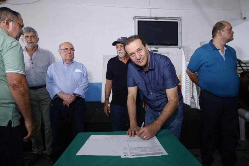 O distrito de Alter do Chão, destino turístico internacional onde fica a praia que já foi eleita a mais bonita do Brasil, recebe investimentos do governo do Estado nas áreas de infraestrutura e saneamento básico. O governador Simão Jatene, que cumpre agenda em três municípios do oeste paraense nesta sexta-feira (9) e sábado (10), assinou nesta sexta a ordem de serviço que autoriza o início da construção do novo sistema de abastecimento de água da vila, localizada a cerca de 28 quilômetros de Santarém. Orçada em R$ 11 milhões, a obra vai levar água de qualidade aos mais de sete mil habitantes da comunidade. Com o novo sistema de captação e tratamento de água, a meta é alcançar 100% dos imóveis no distrito. Segundo o presidente da Companhia de Saneamento do Pará (Cosanpa), Cláudio Conde, a obra é uma implantação pioneira em Alter do Chão, já que será o primeiro sistema do tipo fora de um núcleo urbano. O contrato com a empresa executora foi assinado na quinta-feira (8). A previsão é que os trabalhos sejam iniciados imediatamente e concluídos no prazo de 18 meses. Na foto, o presidente da Alepa, o deputado estadual Márcio Miranda.
FOTO: THIAGO GOMES / AG. PARÁ
DATA: 09.03.2018
SANTARÉM - PARÁ <div class='credito_fotos'>Foto: Thiago Gomes /Ag. Pará | <a href='/midias/2018/originais/fd7eab3b-10fa-4f38-89d3-b33d6f74b43a.jpg' download><i class='fa-solid fa-download'></i> Download</a></div>