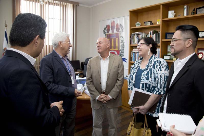 O Instituto Confúcio (IC) da Universidade do Estado do Pará (Uepa) recebeu diretores do Centro Regional de Institutos Confúcio para a América Latina (Crical), no dia 05 de novembro, em Belém. Anualmente, a diretoria elege cinco unidades para conhecer os trabalhos de perto. O IC da Uepa é um dos mais novos em todo o mundo e tem se destacado pela difusão da língua e cultura chinesa para além dos limites da instituição, estendendo-se à comunidade. Durante a visita (foto), eles estiveram reunidos com a gestão superior da Uepa, além dos diretores do IC, Pang Huy e Antônio Silva. O reitor Rubens Cardoso deu as boas vindas ao diretor executivo Roberto Lafontaine e ao subdiretor Sun Xintang. Ele relembrou os 25 anos de história da instituição e pontuou o papel que o Instituto Confúcio tem nessa trajetória.
FOTO: MARCELLO SARMENTO / ASCOM UEPA
DATA: 06.11.2018
BELÉM - PARÁ
<div class='credito_fotos'>Foto: MARCELLO SARMENTO / ASCOM UEPA | <a href='/midias/2018/originais/fd7ff73b-cc74-4040-8a56-d688938b6d96.jpg' download><i class='fa-solid fa-download'></i> Download</a></div>