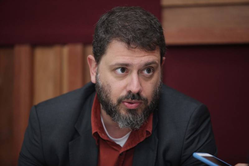 Publicom 2018. O Encontro de Comunicação ocorreu na segunda (11) e terça-feira (12), no Teatro do Sesi, em Belém, e reuniu centenas de participantes. O jornalista, historiador e escritor Pedro Doria (foto) também falou sobre o mundo digital, durante a palestra de encerramento da programação

FOTO: MÁCIO FERREIRA / AG. PARÁ
DATA: 12.06.2018
BELÉM - PARÁ <div class='credito_fotos'>Foto: MÁCIO FERREIRA/ AG. PARÁ   |   <a href='/midias/2018/originais/fd826f6e-2d1d-416c-ac82-55d7ce2a8d8d.jpg' download><i class='fa-solid fa-download'></i> Download</a></div>