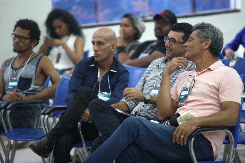 Comunicadores, estudantes, profissionais de diversas áreas e representantes movimentos de mulheres da região do Xingu tiveram a oportunidade de discutir sobre a cobertura da mídia nos casos de violência contra a mulher. O tema Mídia e Feminicídio, encerrou o primeiro dia do Publicom - Encontro de Comunicação do Pará, na noite desta quinta-feira, 12, na sede da Associação Comercial, Industrial e Agro Pastoril de Altamira (Aciapa), em Altamira.
FOTO: MARCELO LELIS / AG. PARÁ
DATA: 12.04.2018
ALTAMIRA - PARÁ <div class='credito_fotos'>Foto: Marcelo Lelis / Ag. Pará | <a href='/midias/2018/originais/fd876d7e-5782-4d9f-8544-cbc95c0fcd58.jpg' download><i class='fa-solid fa-download'></i> Download</a></div>