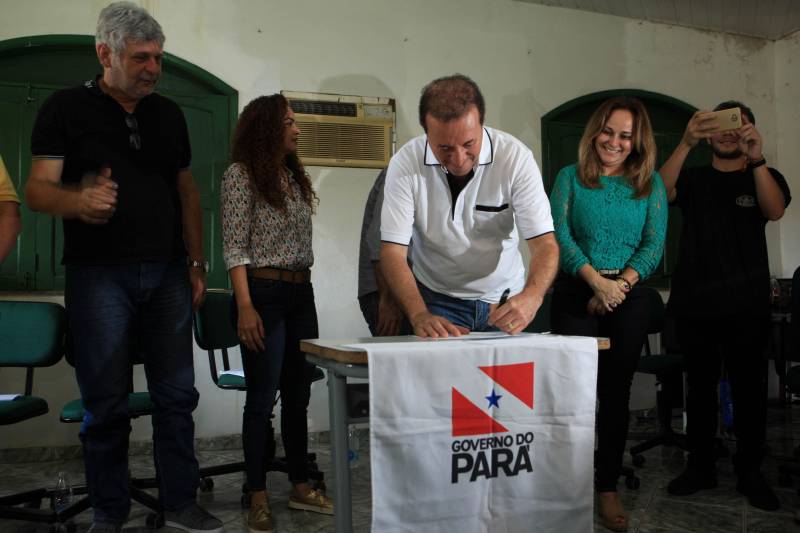 Ordens de Serviço do Programa Asfalto na Cidade também foram assinadas no município de São João da Ponta, que foi contemplado com mais 3 km de asfalto, além dos que já estão beneficiando o distrito de Deolândia. “Com certeza isso vai ajudar na questão do desenvolvimento. O presidente da Assembleia Legislativa do Pará (Alepa), Márcio Miranda (foto), foi um dos parlamentares que acompanhou a agenda governamental na região.

FOTO: RODOLFO OLIVEIRA / AG. PARÁ
DATA: 13.06.2018
SÃO JOÃO DA PONTA - PARÁ <div class='credito_fotos'>Foto: Rodolfo Oliveira/Ag. Pará   |   <a href='/midias/2018/originais/fd8a3673-a296-4f99-b068-f43fc76d3e6e.jpg' download><i class='fa-solid fa-download'></i> Download</a></div>