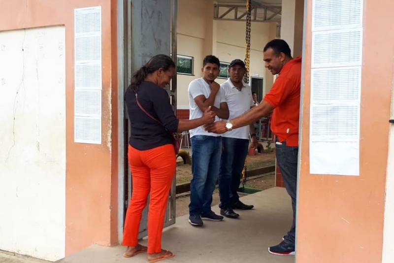 Penitenciário do Estado (Susipe) que oferece 969 vagas iniciou neste domingo, 11, pela manhã. Dos 17.545 que deveriam fazer a prova no período da manhã, 12.391 compareceram para concorrer aos cargos de Assistente Administrativo, Enfermagem, Pedagogo (Especialista em Educação) e Técnico em Gestão de Informática, cargos com provas pela manhã. De acordo com a empresa AOCP Concursos Públicos, organizadora do certame, 5.063 candidatos faltaram representando 29.01% do quantitativo que deveria fazer a prova nesta manhã. O concurso também terá provas a tarde e no próximo domingo, 18. Em Castanhal, dos 1.740 candidatos inscritos para o cargo de assistente administrativo, 452 faltaram, mais de 25% do total de inscritos. O candidato Werleson Silveira veio de Bragança fazer a prova em Castanhal. Ele já é concurseiro e está ansioso pra entrar no mercado de trabalho. “É o terceiro concurso que faço, mas ainda não consegui passar. Estou confiante neste concurso. Estudei em casa mesmo. Comprei apostila e assisti às aulas pela internet também. Estou desempregado e espero ter um bom resultado”, disse. Infelizmente nem todos conseguiram fazer prova. O candidato Emanoel Oliveira veio de Mocajuba na noite de ontem (17). Ele passou 7h na estrada, mas chegou um minuto atrasado e os portões já tinham sido fechados no Instituto Federal de Educação Tecnológica (IFPA) em Castanhal. “Perdi meu cartão de inscrição e aí minha namorada falou que meu local de prova era na UFPA. Cheguei lá e me disseram que a prova era no IFPA. Com essa confusão da escola acabei me atrasando e perdi a prova. Agora é tentar na próxima”, contou.
FOTO: ASCOM / SEAD
DATA: 11.03.2018
ALTAMIRA - PARÁ <div class='credito_fotos'>Foto: ASCOM SEAD | <a href='/midias/2018/originais/fd8e5b96-bd56-4b8d-9cb4-aaca45e1dfb0.jpg' download><i class='fa-solid fa-download'></i> Download</a></div>
