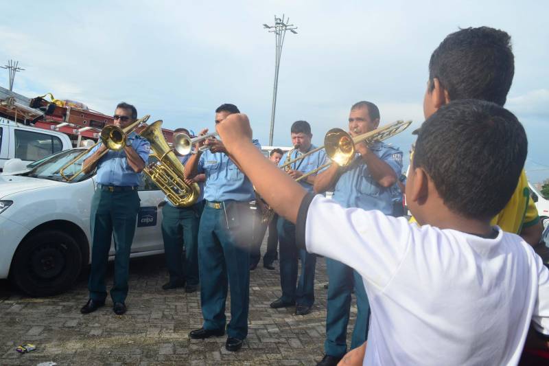 Uma tarde para não sair da memória de centenas de crianças que participaram na tarde desta sexta-feira, 7, do Natal com Segurança (foto) promovido pela Secretaria de Estado de Segurança Pública e Defesa Social (Segup). Com olhos atentos para o céu, meninos e meninas receberam com emoção o delegado de polícia que se tornou Papai Noel por um dia. Ele chegou ao Portal da Amazônia em um helicóptero do Grupamento Aéreo de Segurança Pública (Graesp) causando emoção aos presentes.

FOTO: ELIELSON MODESTO / ASCOM SUSIPE
DATA: 08.12.2018
BELÉM - PARÁ <div class='credito_fotos'>Foto: Elielson Modesto / Ascom Segup   |   <a href='/midias/2018/originais/fd905b02-9502-47e1-b4e8-c83cad794c43.jpg' download><i class='fa-solid fa-download'></i> Download</a></div>