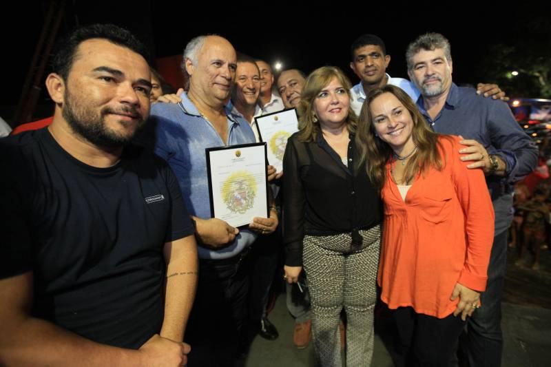 Entre os compromissos firmados está a assinatura do decreto legislativo (foto) que autoriza o Governo do Pará a efetuar a doação da área pertencente ao patrimônio fundiário do Estado para a prefeitura da Capanema. A concessão corresponde a cerca de 1.700 hectares localizados na sede do município e nos distritos de Tauari e Mirasselvas.

FOTO: MÁCIO FERREIRA / AG. PARÁ
DATA: 04.06.2018
CAPANEMA - PARÁ <div class='credito_fotos'>Foto: MÁCIO FERREIRA/ AG. PARÁ   |   <a href='/midias/2018/originais/fd985a7f-9c8b-428c-b63b-240ed501bd35.jpg' download><i class='fa-solid fa-download'></i> Download</a></div>